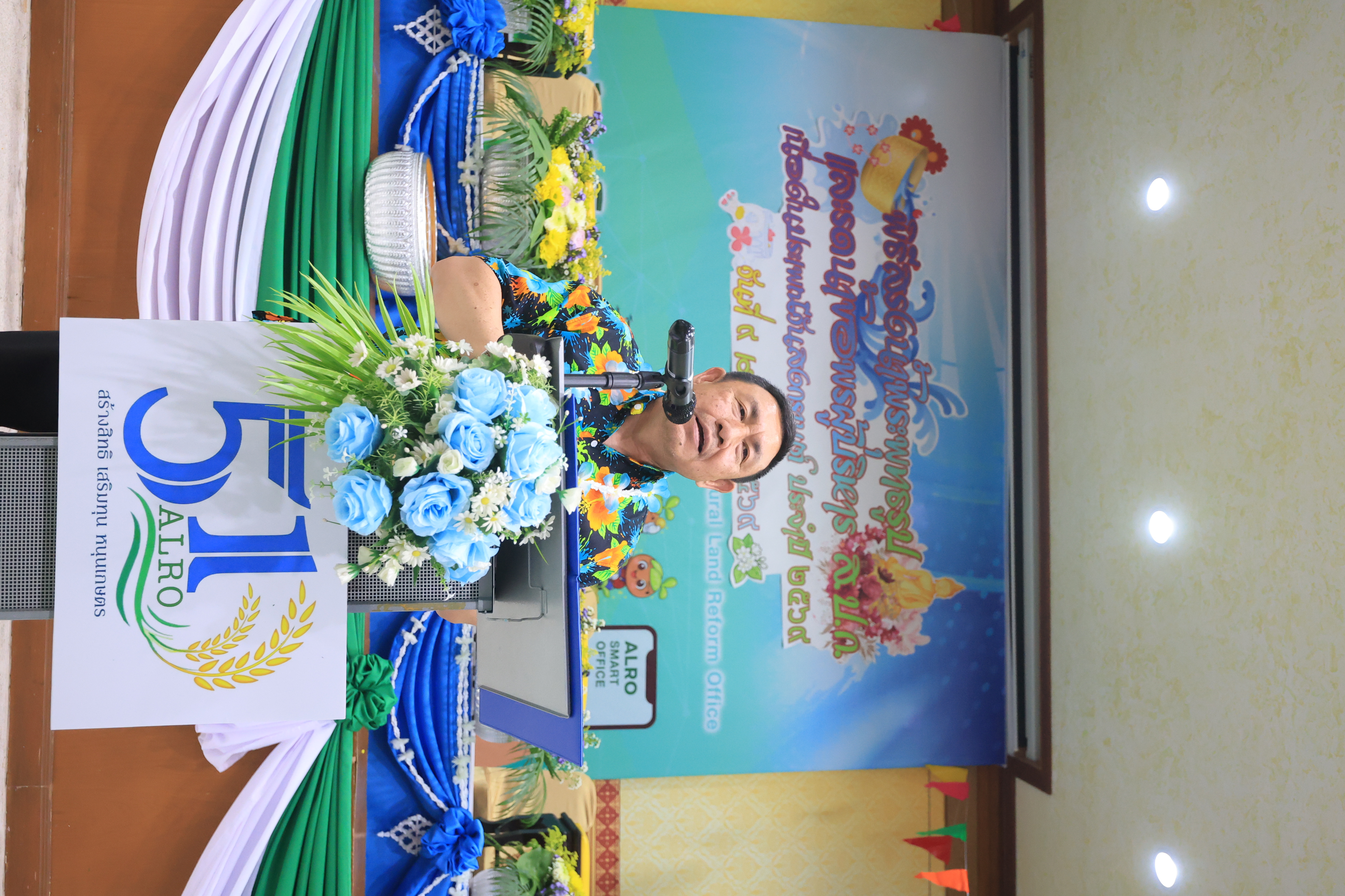 title - ชุ่มฉ่ำ! ชาว ส.ป.ก. ร่วมสรงน้ำพระพุทธรูป และรดน้ำขอพรผู้บริหาร เนื่องในประเพณีวันสงกรานต์ ประจำปี 2569 บรรยากาศเต็มไปด้วยความชื่นมื่นชุ่มฉ่ำ